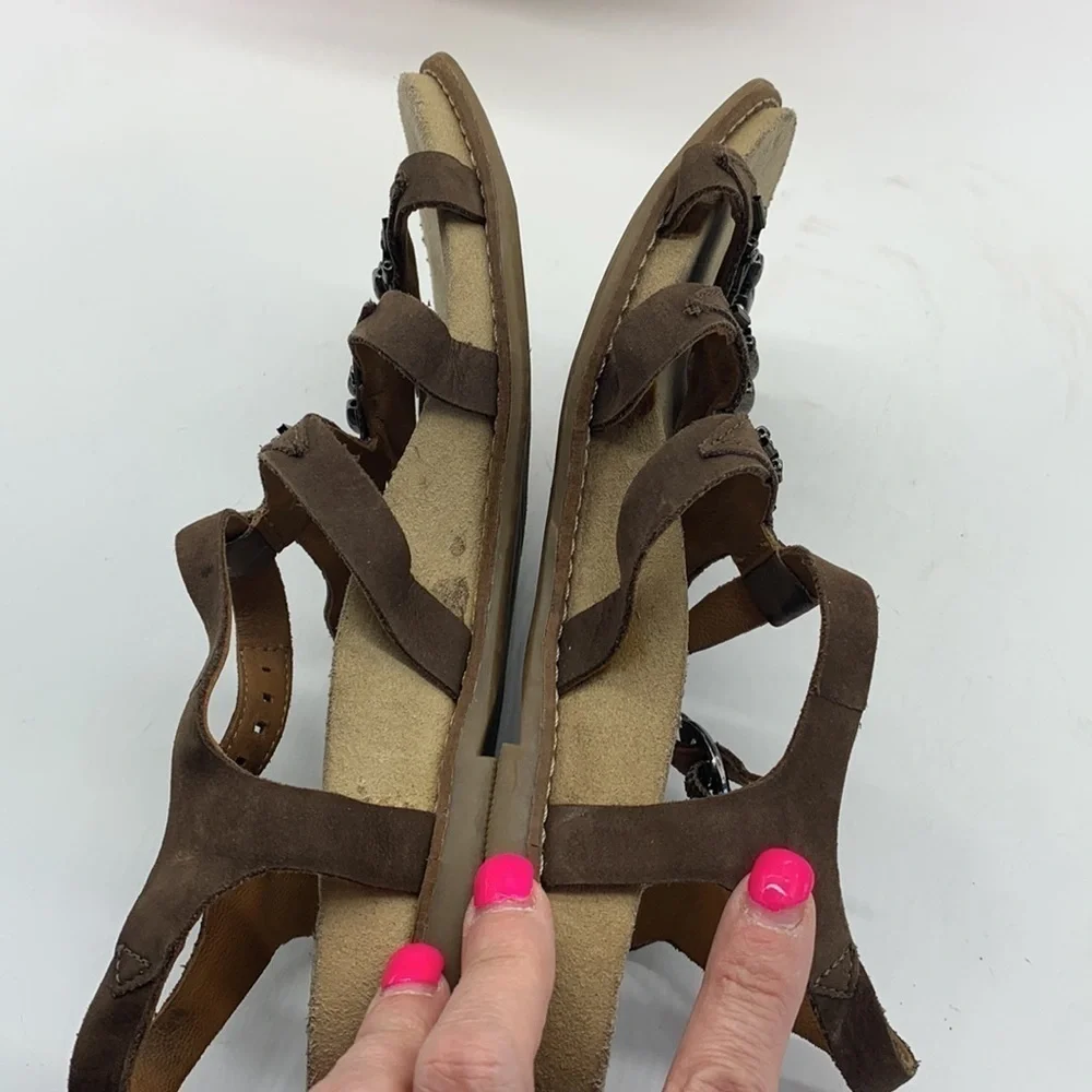 Earthies Leather coffee colored metal embellished sandals Sz 7. MCS0730F